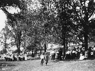 Old photo of people at the Hauge